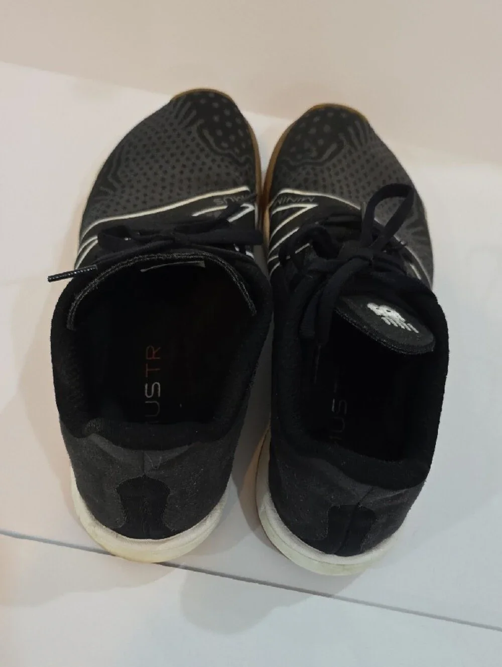 New Balance Minimus Men's Black and Gum-Trim Sneakers Size 8 D Women Size 9.5 D